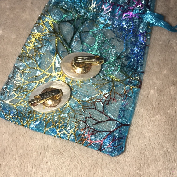 Vintage white and gold clip on earrings 💕 - Picture 2 of 4